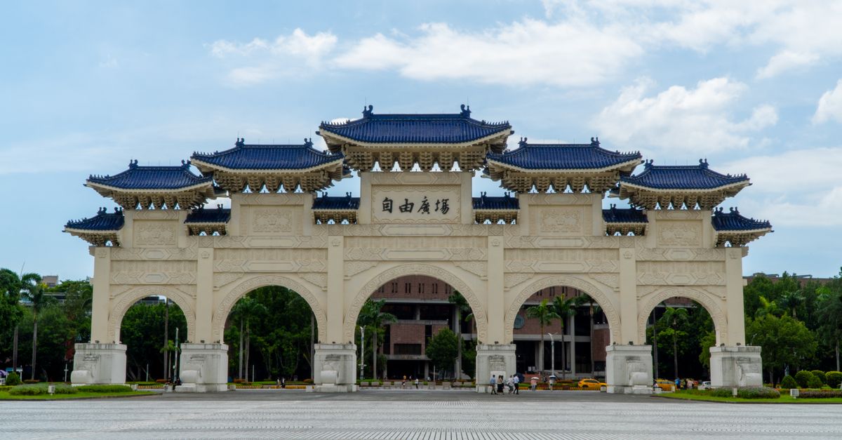 L'emblématique arche de Liberty Square sous un ciel dégagé à Taipei, Taïwan, illustrant l'architecture traditionnelle.